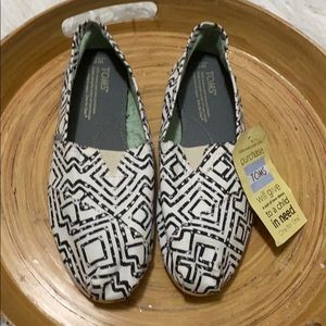 ā¼ļøNew Toms B&W Comfy Flats